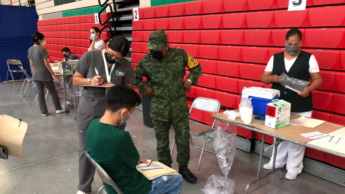 Jóvenes los más entusiastas en aplicarse la vacuna contra Covid-19 en Nuevo Laredo 