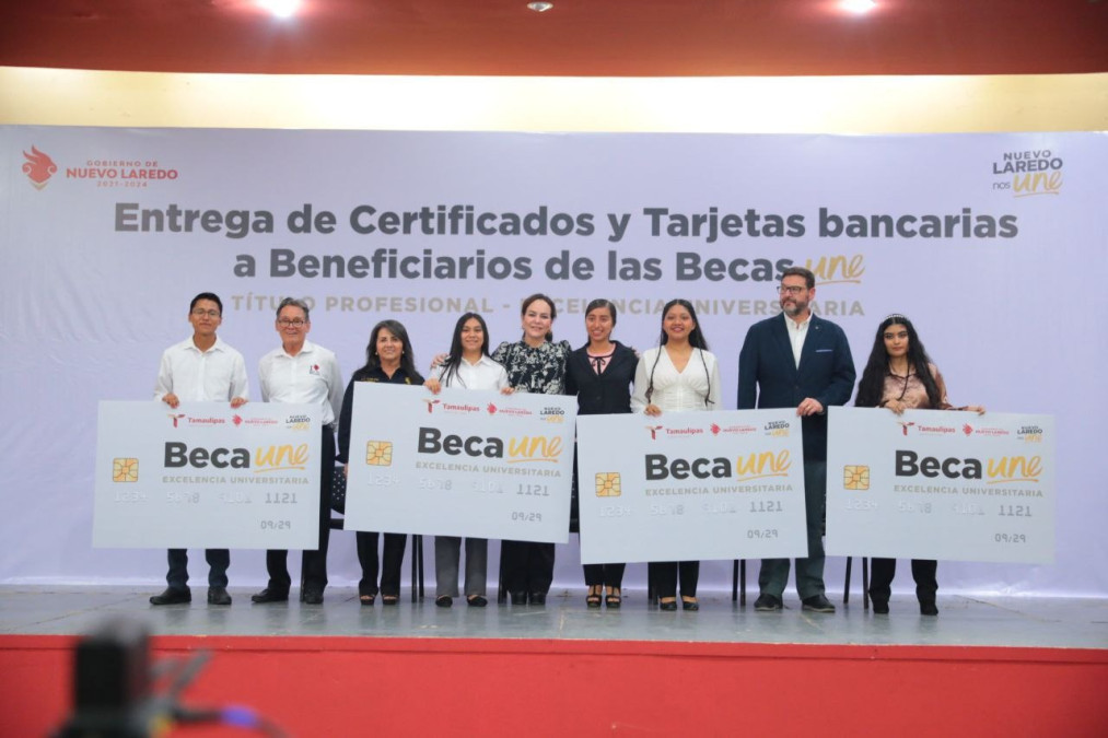 Entrega Alcaldesa becas universitarias 