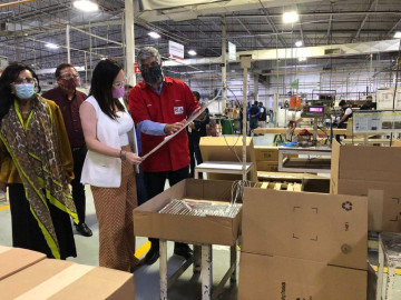 Se reúne Carmen Lilia con empleados de la maquiladora Backer Springfield