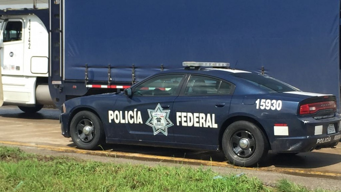 Daños materiales, deja volcadura de tractocamión cerca del puerto de Altamira