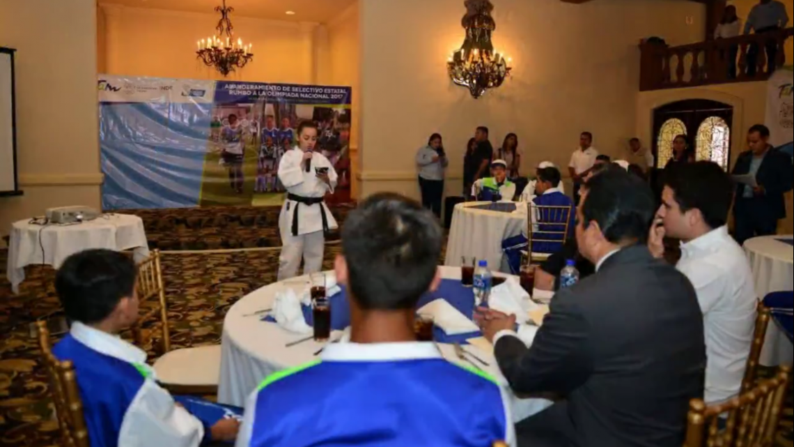 Abandera Enrique Rivas Cuéllar a deportistas neolaredenses