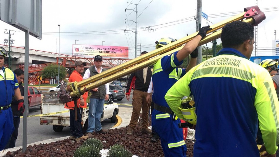 Localizan cuerpo de mujer que cayó en socavón en Monterrey