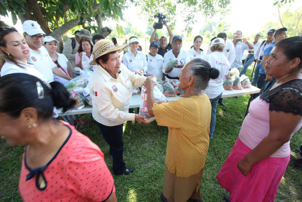 Atiende Magdalena Peraza necesidades del ejido La Isleta