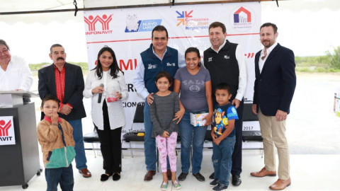 Entregan escrituras a 100 familias de la colonia Valles de Anáhua