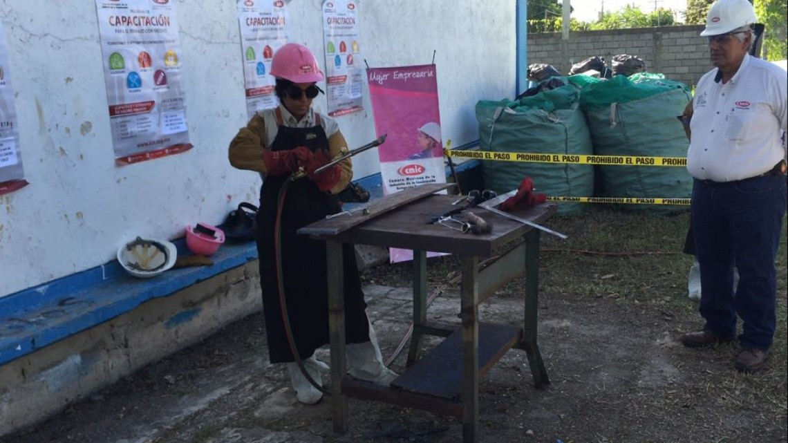 Mujeres son capacitadas para incursionar en el mundo de la construcción