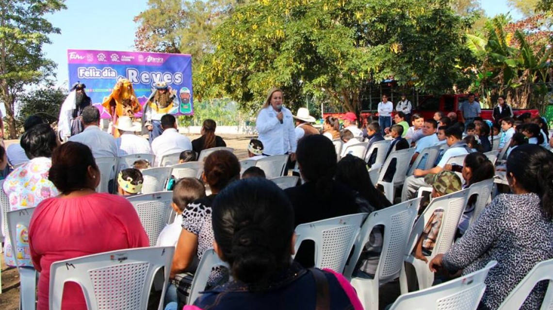 Reyes Magos visitan escuela primaria y CAIC