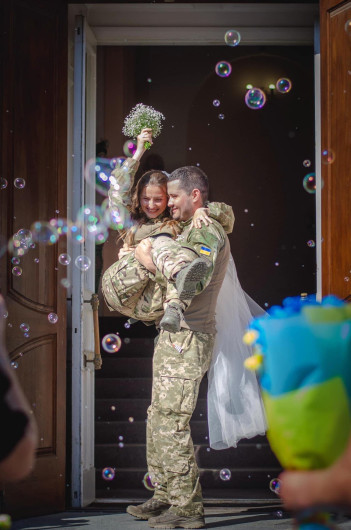 Pareja ucraniana hace boda express y se casa con uniforme militar 