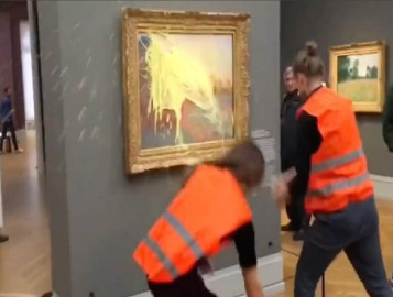 Activistas lanzan puré de papa a cuadro de Monet 