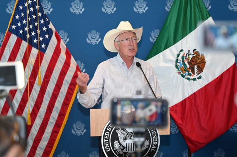 Ken Salazar confía en que, trabajando en conjunto, Estados Unidos y México, erradicarán el problema del coyotaje 