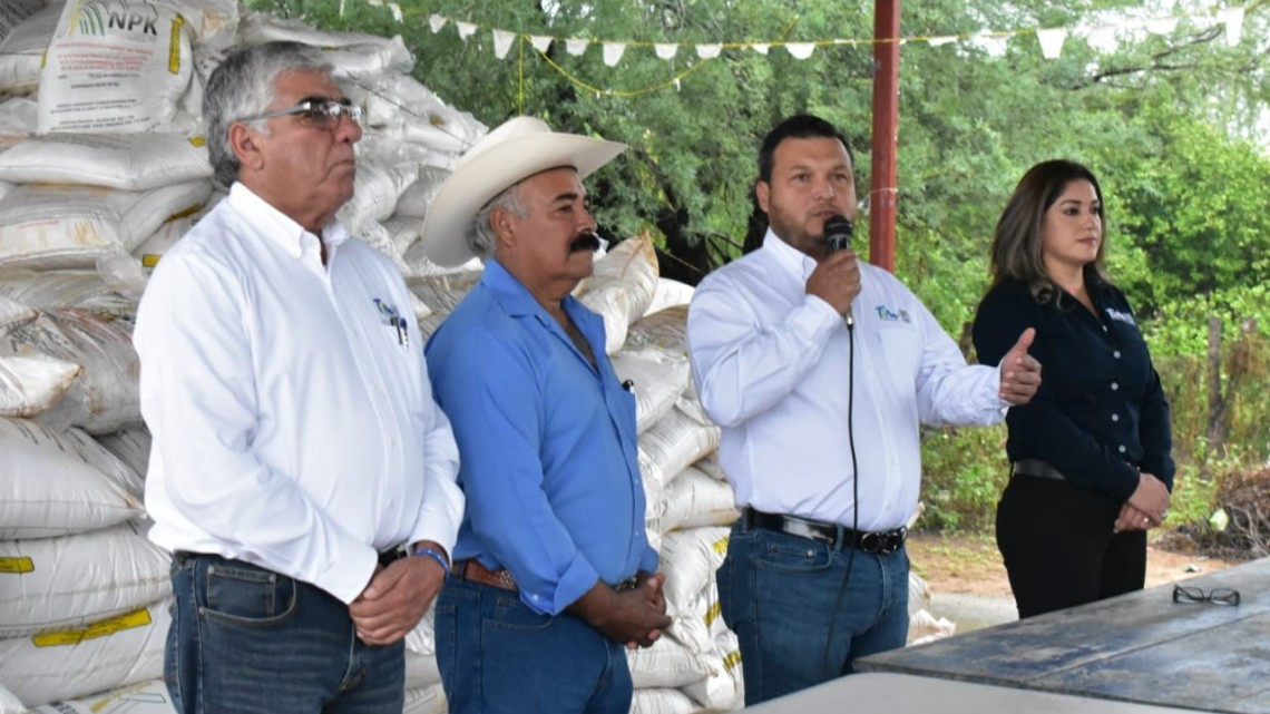 Con la entrega de fertilizante, Gobierno del Estado fortalece zona citrícola de Llera