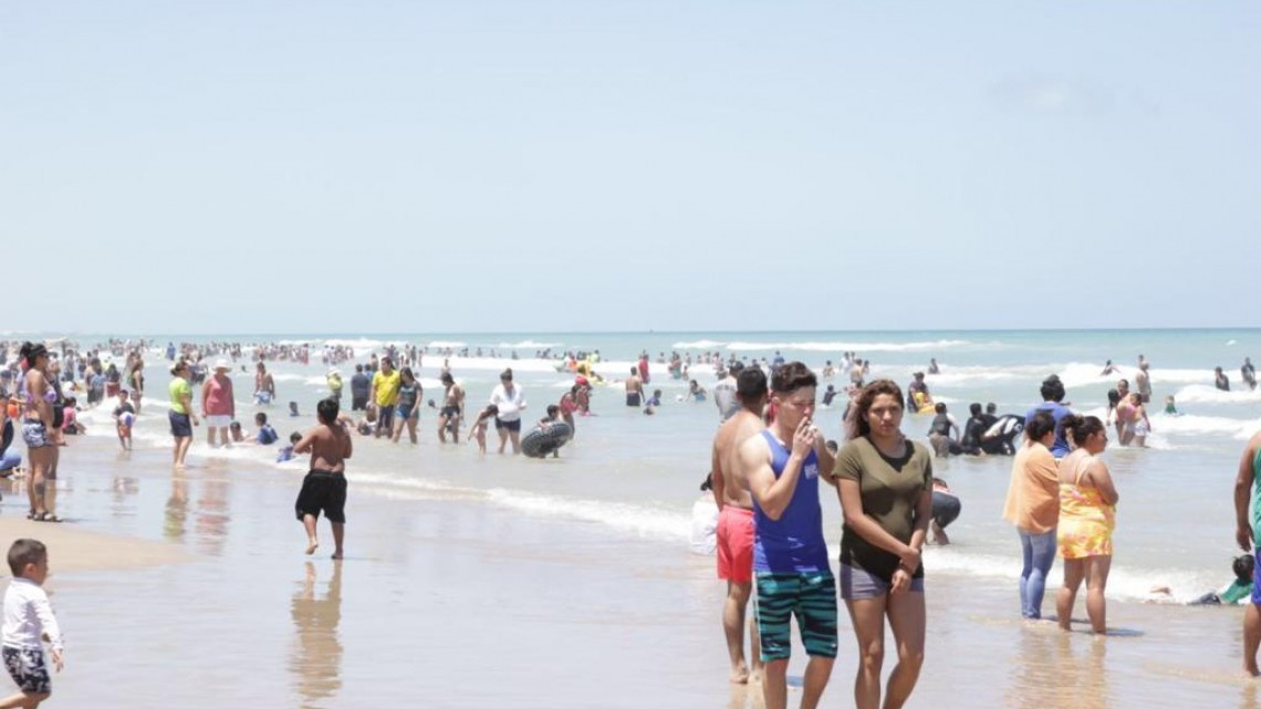 Vacacionistas abarrotan playa Miramar en Madero
