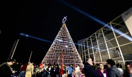 Encienden pino navideño en el Museo Tamux