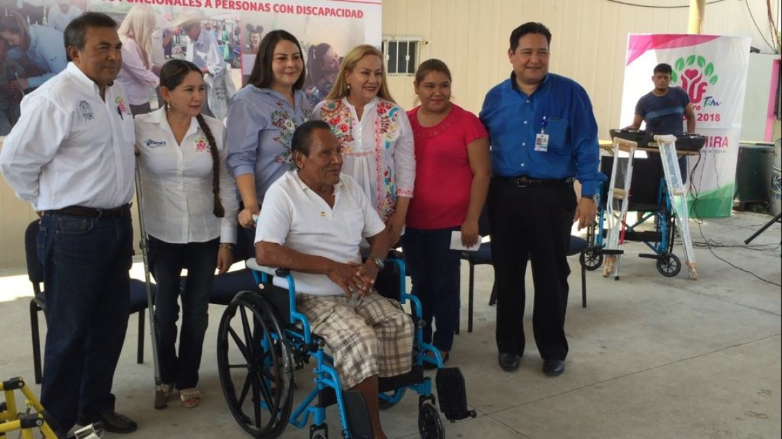 Entregan aparatos funcionales a personas con alguna discapacidad