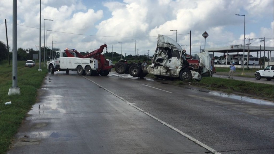 Daños materiales, deja volcadura de tractocamión cerca del puerto de Altamira