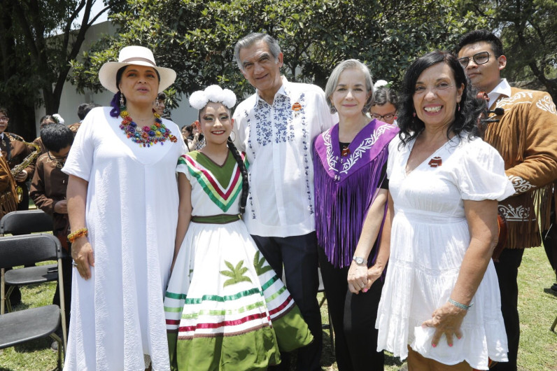 Festejan el Gobernador y la Dra. María a niñas y niños de Casa Hogar en Los Pinos