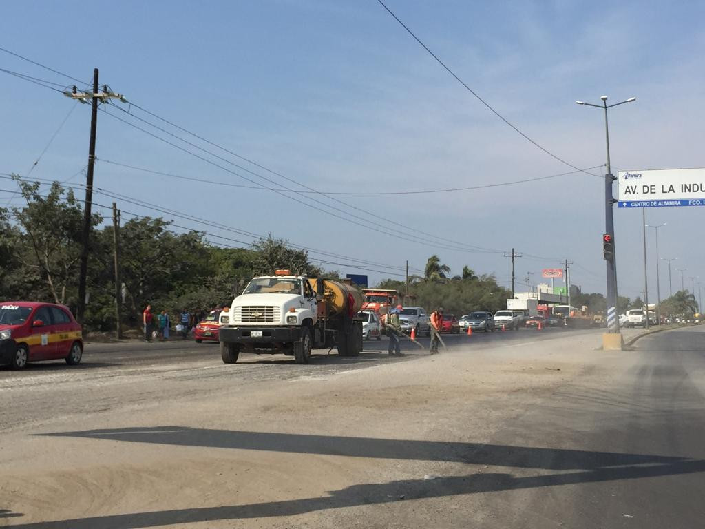 Se inician trabajos de bacheo en la avenida de la industria