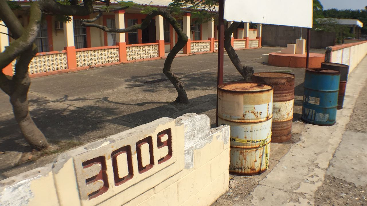 Padres de familia repararán barda de primaria