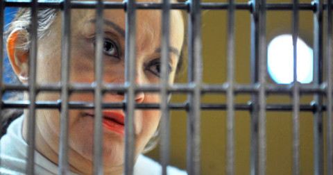 Podrían otorgar a Elba Esther prisión domiciliaria