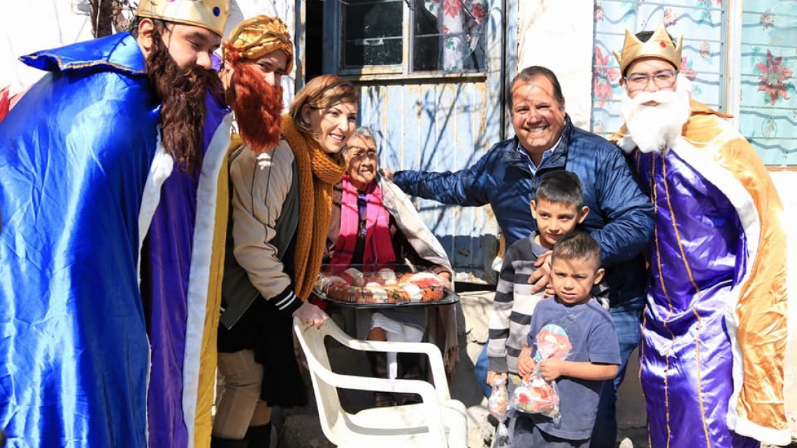 Entrega Ayuntamiento y DIF Victoria roscas y juguetes a familias