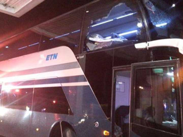 Muere mujer en ataque a autobús con piedras