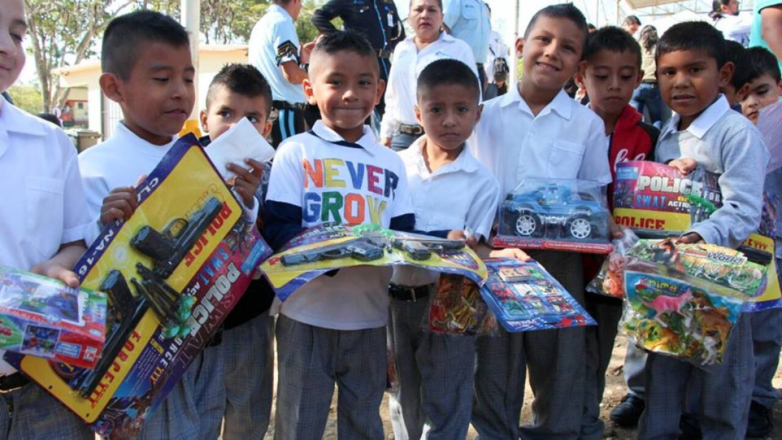 Reyes Magos visitan escuela primaria y CAIC