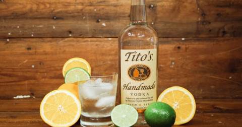 Tito's Vodka brindará desinfectantes de manos gratuitos en Edinburg 