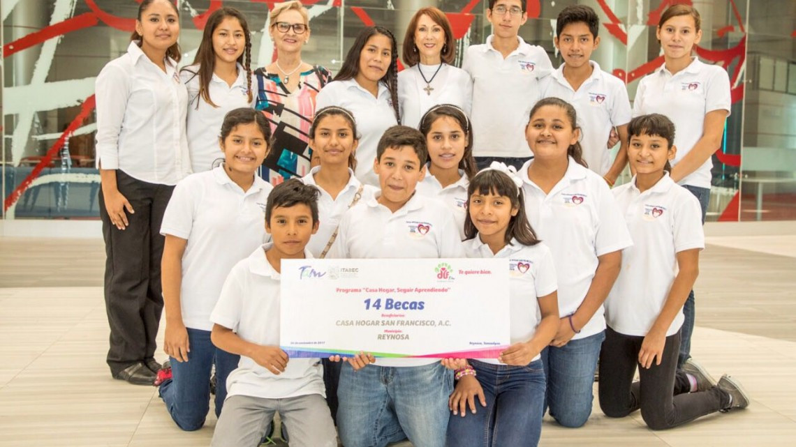 DIF Tamaulipas entrega becas y apoyos