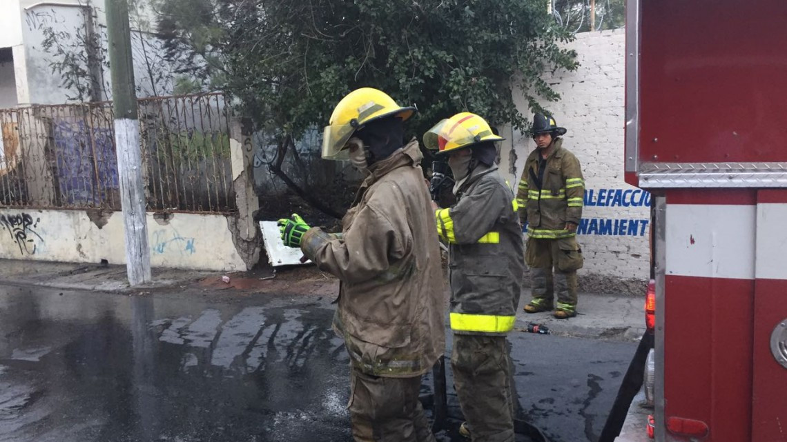 Extinguen incendio en lote baldío