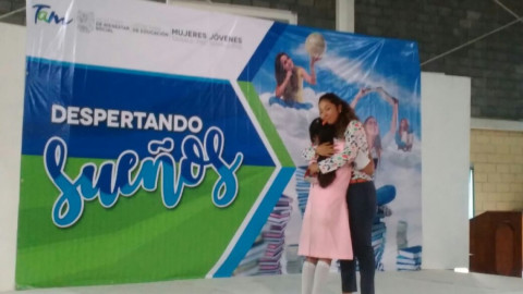 Esgrimista olímpica motiva a estudiantes en Reynosa