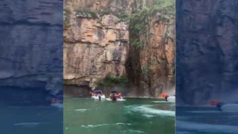 Enorme pedazo de cañón cae encima de lanchas de turistas en Brasil