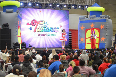 Gobierno de Nuevo Laredo y familias celebran Día de Reyes Magos con show de Tatiana