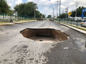 Se registra otro enorme socavón en el estacionamiento de Parque Mendoza en Nuevo Laredo 
