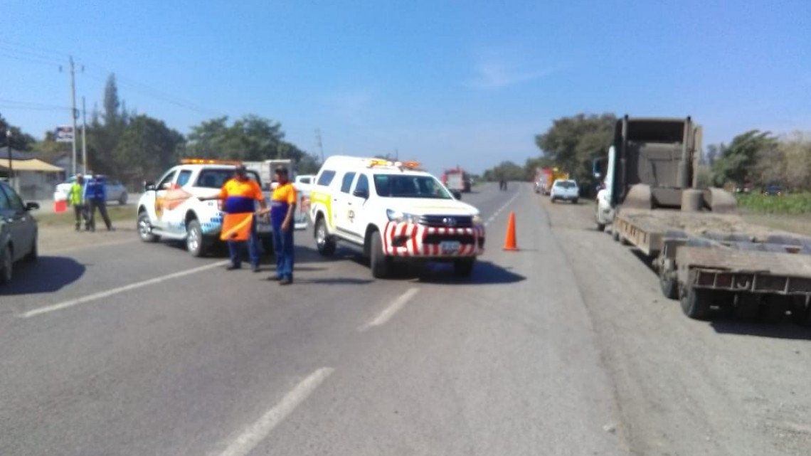 Cierran temporalmente carretera federal por fuga de hidrocarburo