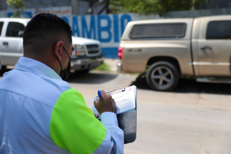 Avanza programa de deschatarrización; remueven 70 vehículos abandonados en colonia Los Arcos