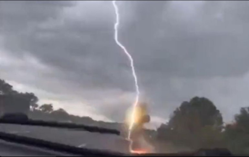 ¡Impresionante! Rayo impacta sobre una camioneta