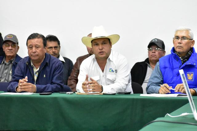 Buscan convencer a campesinos que siembren soya
