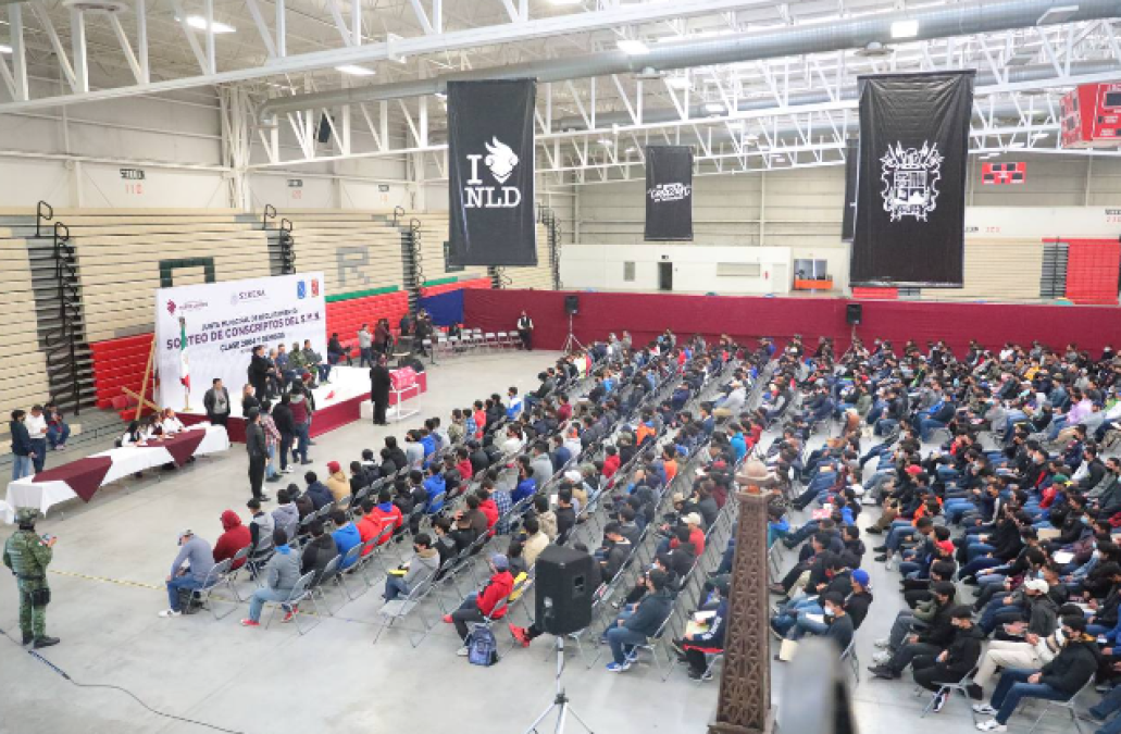 Acuden jóvenes a sorteo para cumplir con servicio militar