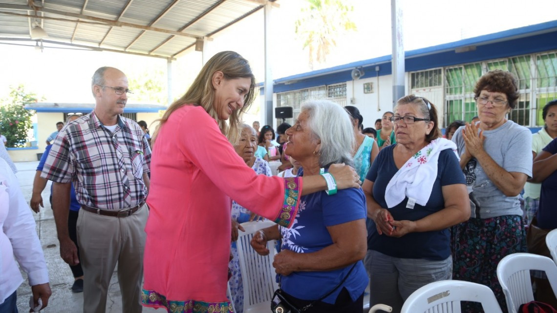 Maki entrega beneficios y convive con Colonia Marte R. Gómez