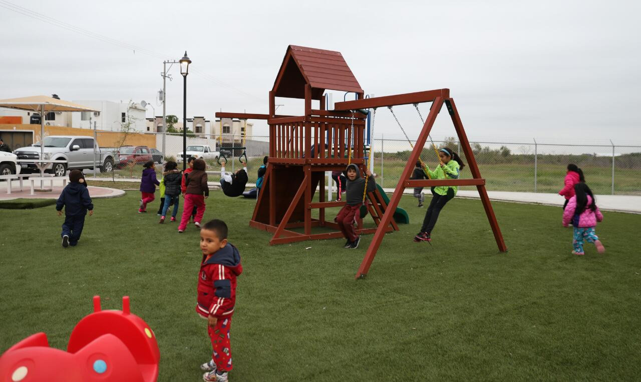 Entrega Alcalde plaza pública a colonos de Los Fresnos