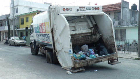 Se hunde camión de basura en socavón