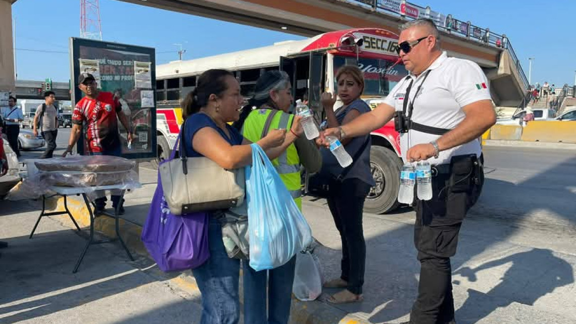 Tránsito Local y Grupo Puma apoyan a la ciudadanía por calor extremo