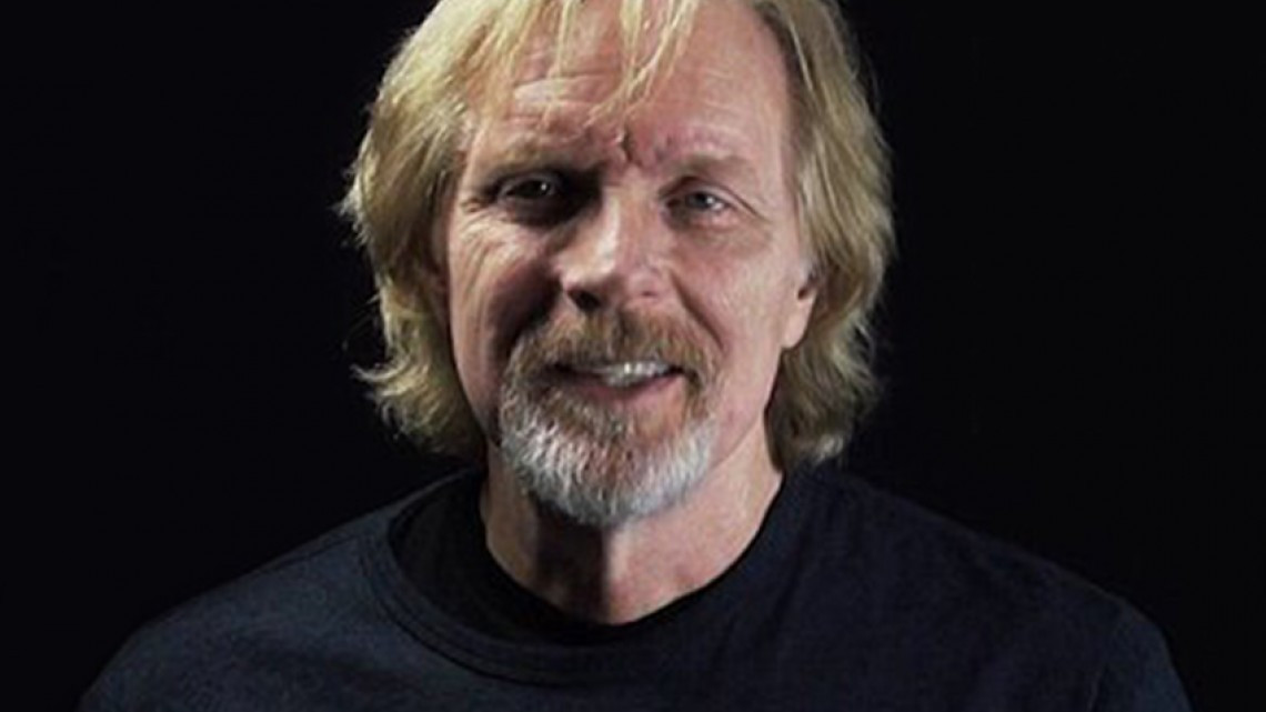 Narrador de “The Walking Dead” muere en salto de paracaídas 