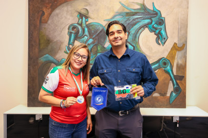 Recibió Carlos Peña Ortiz a entrenadora del equipo ganador internacional de Voleibol