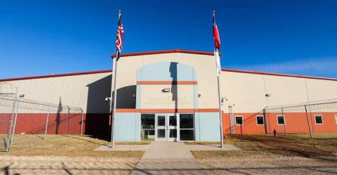 Texas abre nuevo centro de detención para Migrantes 