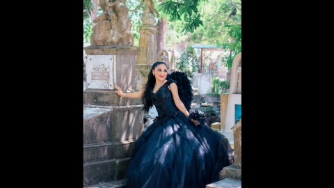 "Quinceañera Dark" hace sesión de fotos en panteón de Tampico