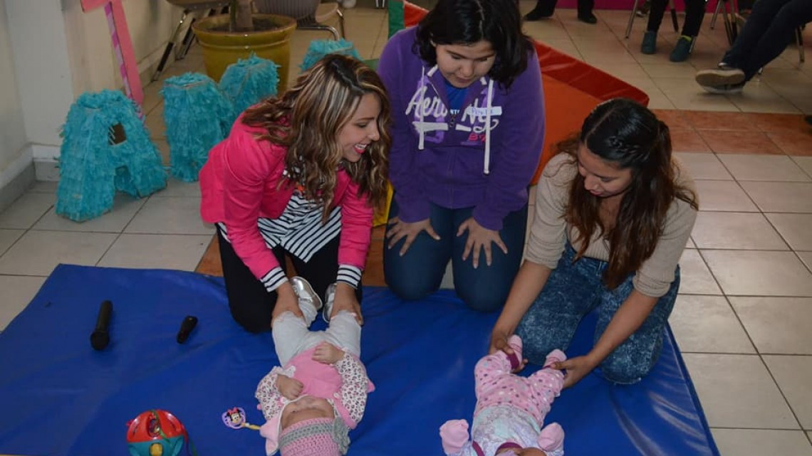 Jóvenes del programa AMA participan en taller