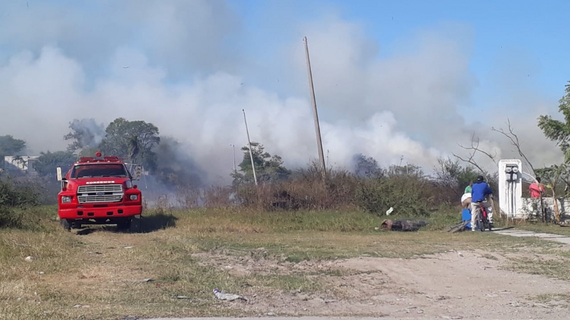 Solar baldío se incendia y genera afectación en múltiples colonias de Altamira, Tampico y Ciudad Madero.