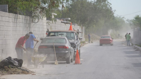 Cuadrilla de limpieza en desagüe realiza mantenimiento en fraccionamiento