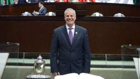 Captan a diputado viendo ‘porno’ durante conferencia