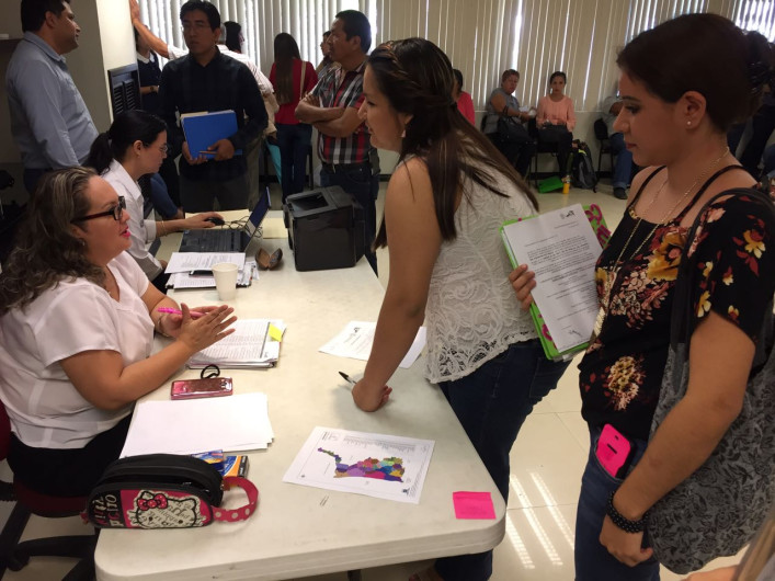 Otorgan plazas a 52 maestros